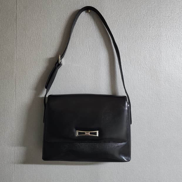 닥스 블랙 유광 숄더백