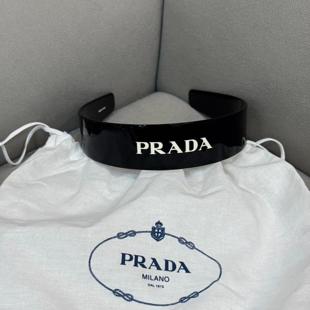 새제품 프라다 머리띠 헤어밴드