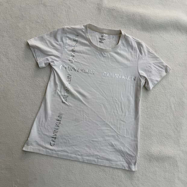 M 켈빈클라인 실버 레터링 반팔티 0413T