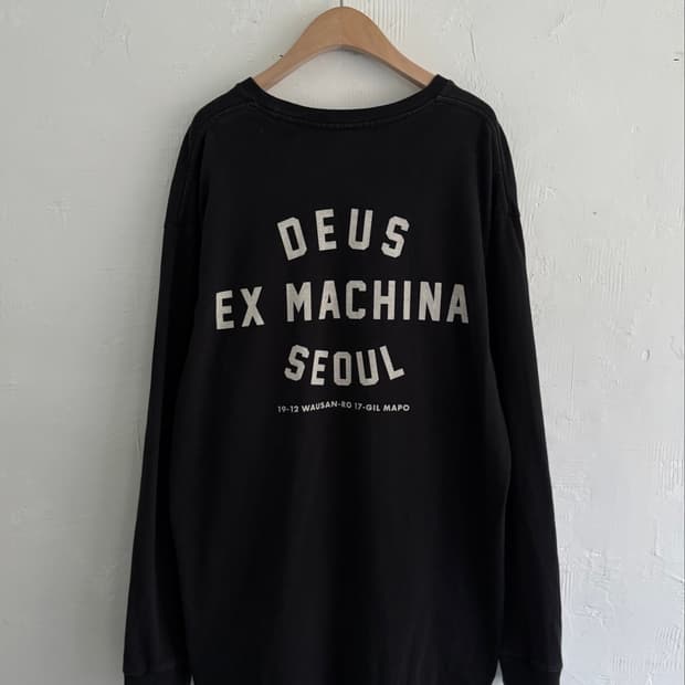 DeusExMachina 데우스 서울 로고 블랙컬러 롱슬리브