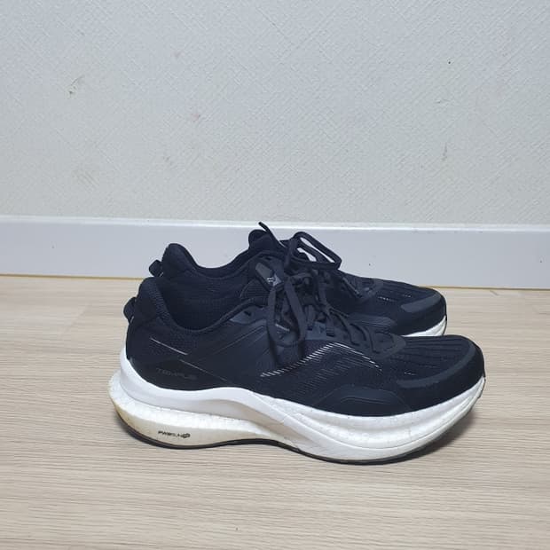 써코니 템퍼스 러닝화 270