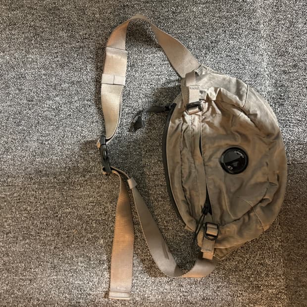 CP컴퍼니 나일론 B 크로스바디 팩 실버