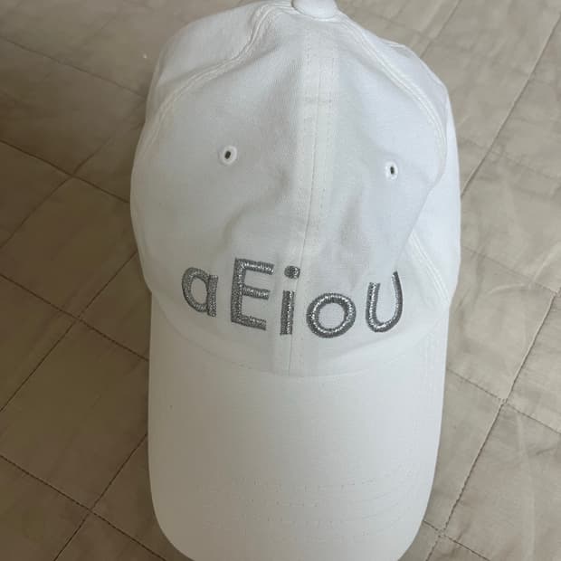 아에이오우 볼캡 화이트