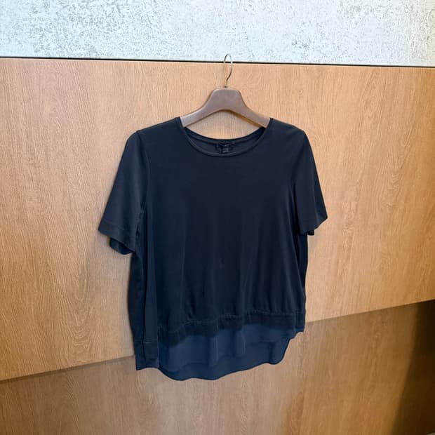 코스 라운드넥 반팔 티셔츠 밑단 실크 레이어드 디테일 루즈핏 블랙