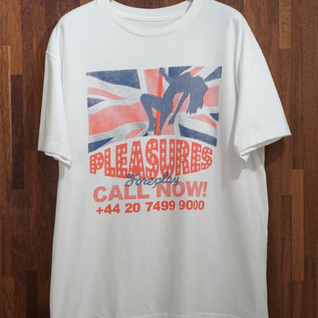 PLEASURES 콜 나우 티셔츠 