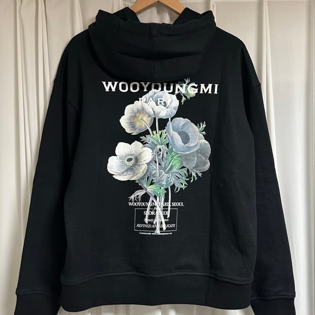 [46] 우영미 23fw 플라워 백로고 후드티셔츠 블랙