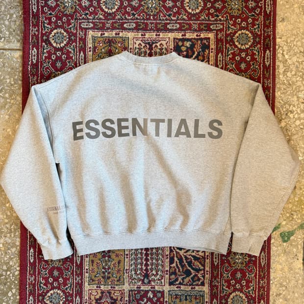 피어오브갓 에센셜 리플렉티브 백로고 스웻셔츠 [ 100 ]