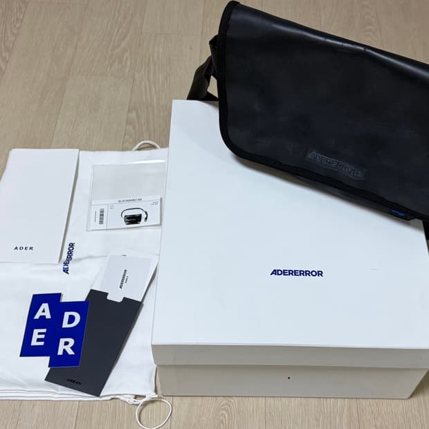 아더에러_스몰 트레이스 이스티 메신저백 느와르