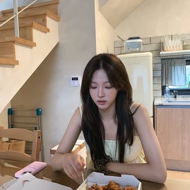 (미개봉새상품) 아워캐비넷 슬리브리스 나시 레몬 남서연 착용