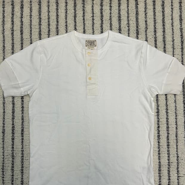 브론슨 코튼 헨리넥 화이트 반팔티셔츠