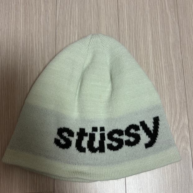 스투시 헬베티카 비니 