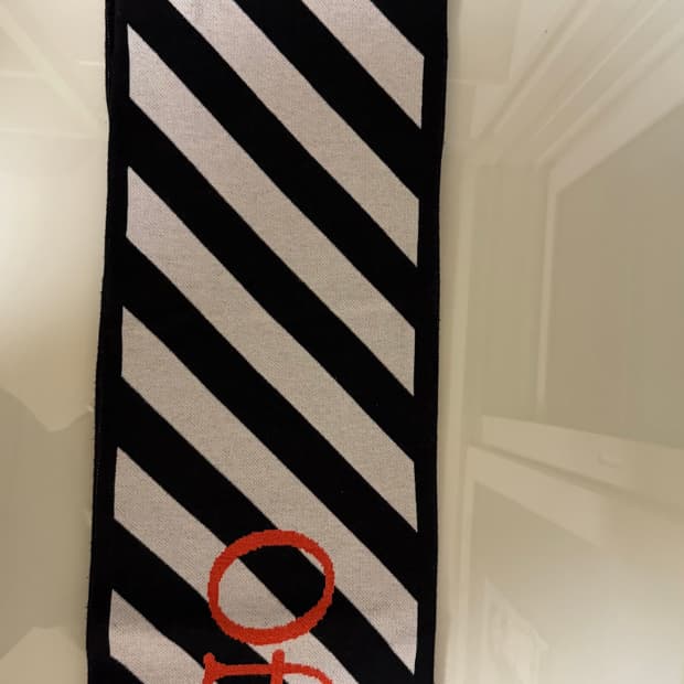 오프화이트 리버시블 머플러