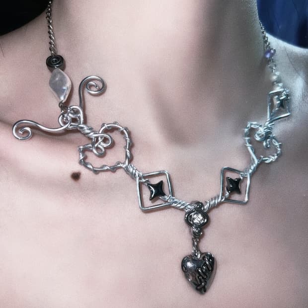 🪞🗝️🔱🪡necklace