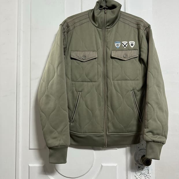 아디다스 로고 퀄팅 자켓