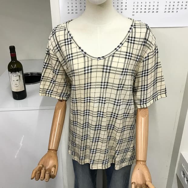 버버리 로고 노바체크 브이넥 반팔티
