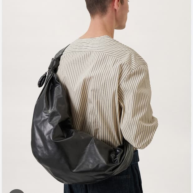 르메르 Lemaire 페이퍼레더 라지 소프트 크루아상 백 블랙  Krea