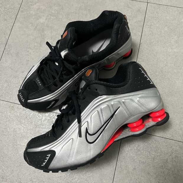 나이키 샥스 R4 블랙 앤 메탈릭 실버 235 (4.5) 