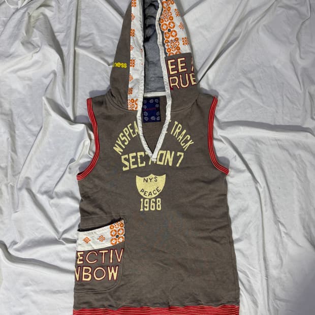 Old bettys 레터링 슬리브리스 후드 탑 y2k 히피 에스닉