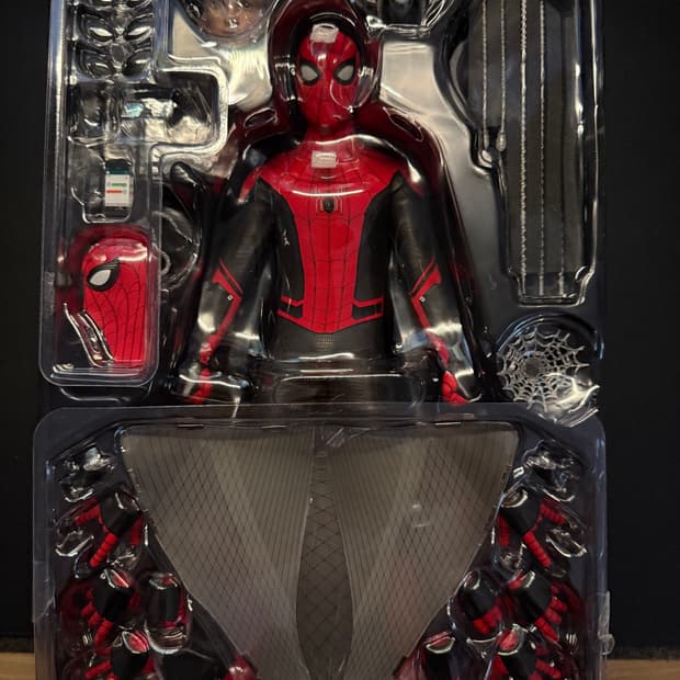 Hot toys spider- man 🕷️ far from home
