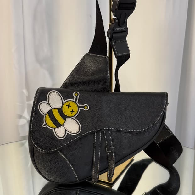 디올X카우스 꿀벌 카프스킨 새들백 크로스백