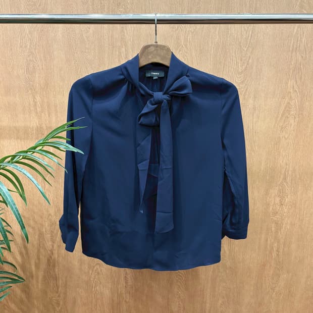 띠어리 7부 타이 스카프 블라우스 어깨 셔링 버튼 커프스 디테일 네이비