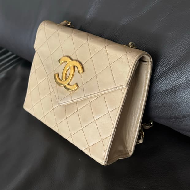 샤넬 빈티지 엔빌로프 숄더 크로스백 베이지