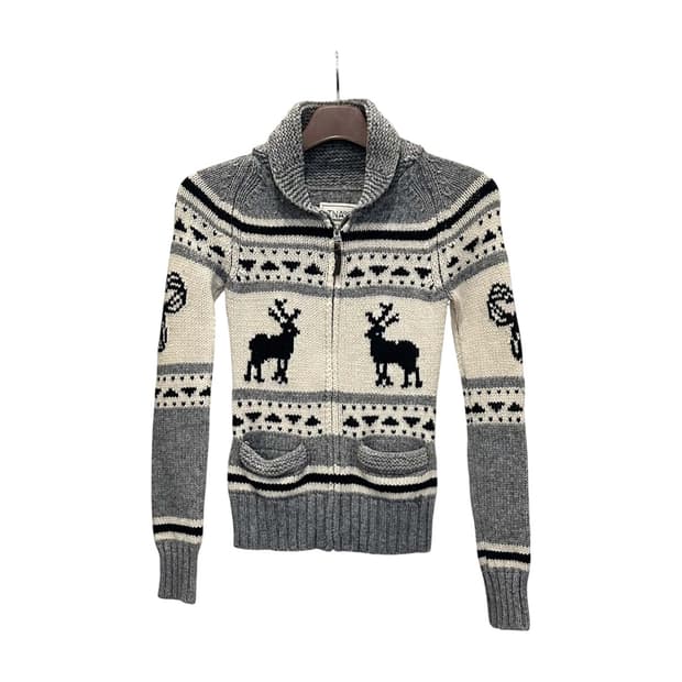 Aritzia TNA 코위찬 집업 가디건 레인디어 패턴 디테일 그레이