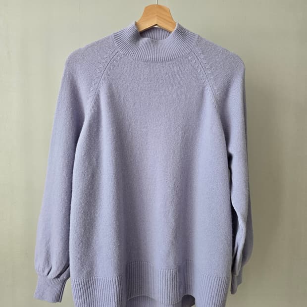 SHIPS 라일락 컬러 여유핏 하이넥 니트