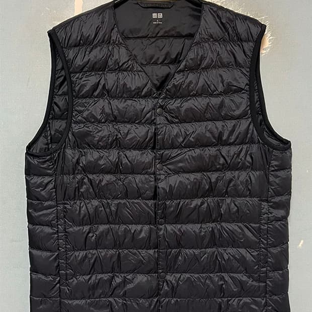 유니클로 남자 경량 패딩조끼 덕다운 기본 블랙 L 100