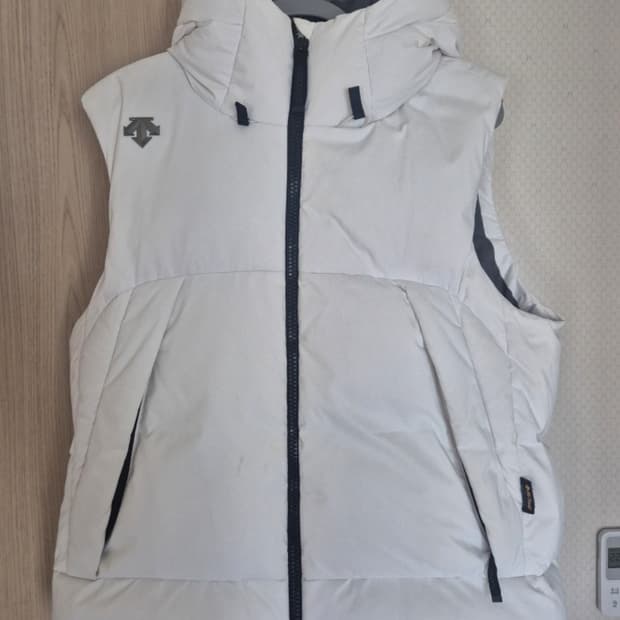 데상트 화이트 패딩조끼 xl (105)