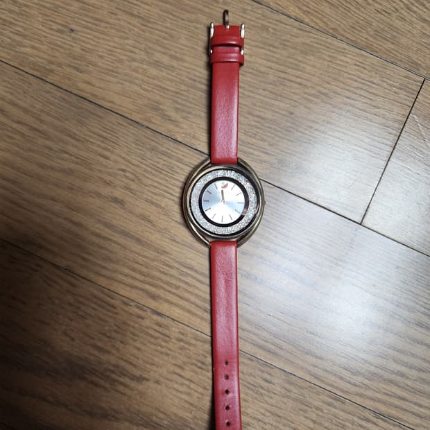스와로브스키 여성 레드 가죽 시계