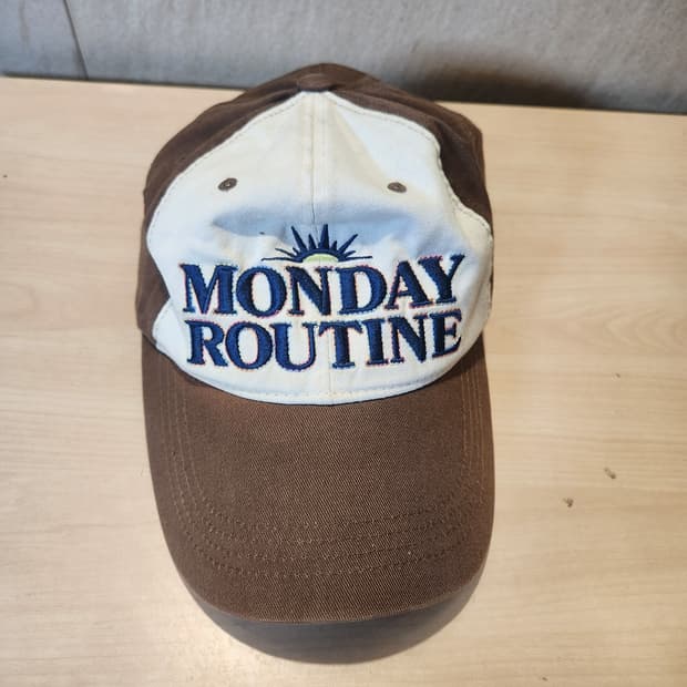 Monday Routine 투톤 캡 🧢 브라운&오프화이트 빈티지 무드