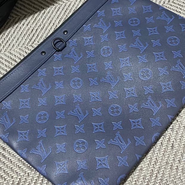 루이비통 이클립스 쉐도우 포쉐트 디스커버리 클러치 네이비