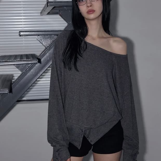 렌세 오프숄더 버튼 티