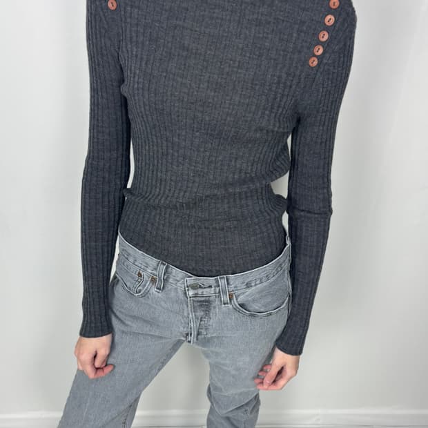 SHOULDER BUTTON TURTLENECK