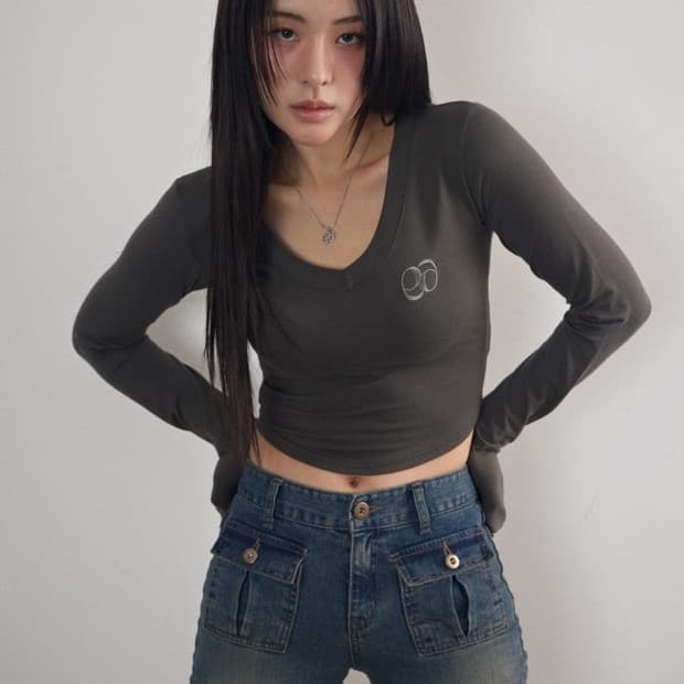 애즈온 슬린 브이넥 티 브라운