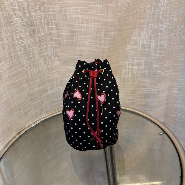 정품 미우미우 하트 파우치백    