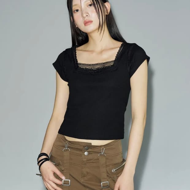 헬레네파리스 스퀘어 레이스 크롭 티셔츠 블랙 판매합니다
