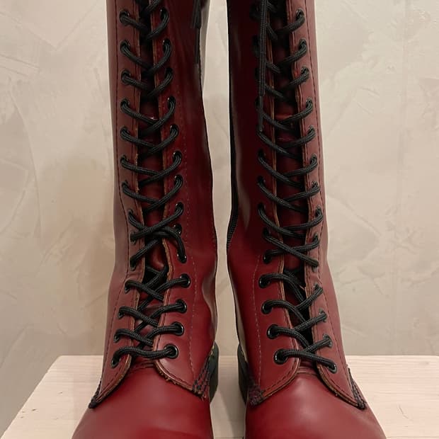 새상품✨ 닥터마틴 1B60 버건디 20홀 롱부츠 UK5