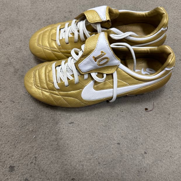 나이키 올드스쿨 초레어템 R10 골드축구화 250