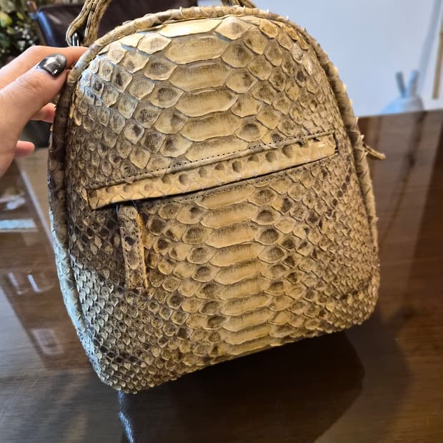 리얼 뱀피 백팩