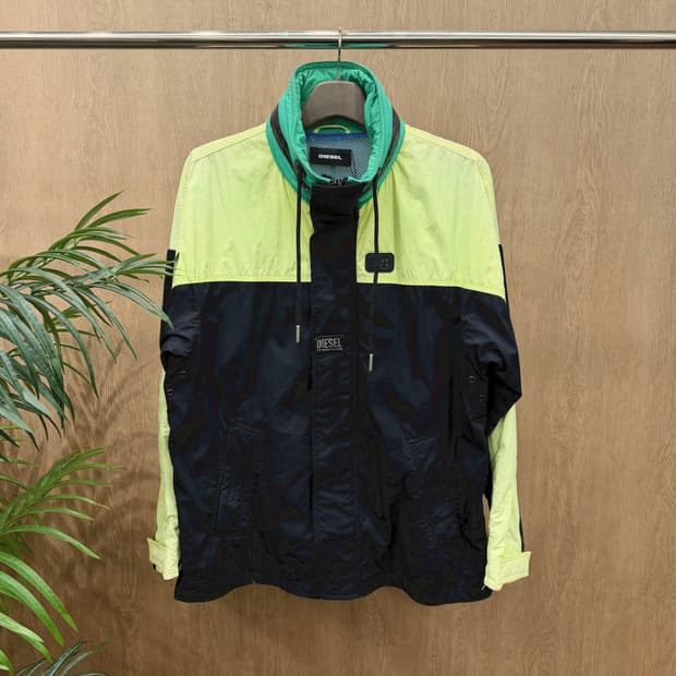 디젤 하이넥 윈드 브레이커 자켓 형광 배색 로고 벨크로 패치 디테일 블랙