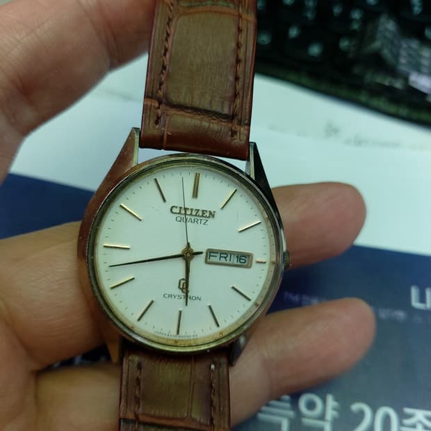 시티즌 크라이스트론 쿼츠 가죽 시계