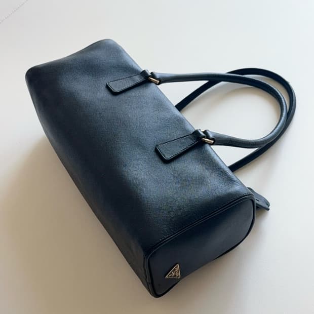 프라다 삼각 로고 가죽 바게트 숄더백