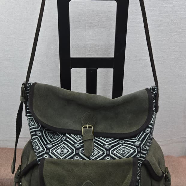 써스데이아일랜드  블랙 앤 화이트 패턴 숄더 크로스백