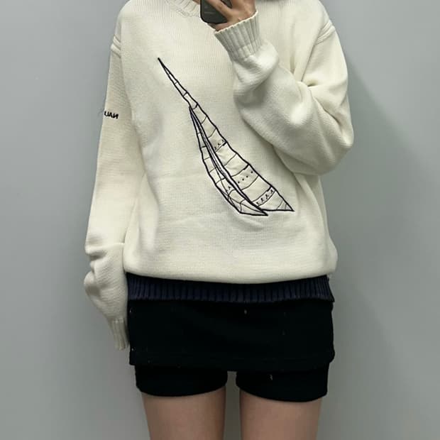 노티카 자수로고 화이트 니트