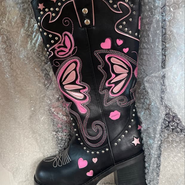 Dollskill x bratz  콜라보 제품입니다 블랙핑크컬러