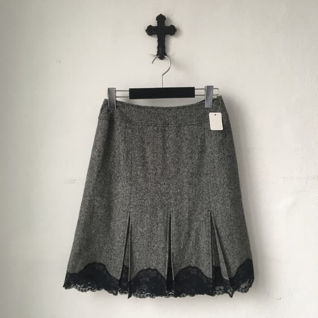 Lace trimming pleats skirt