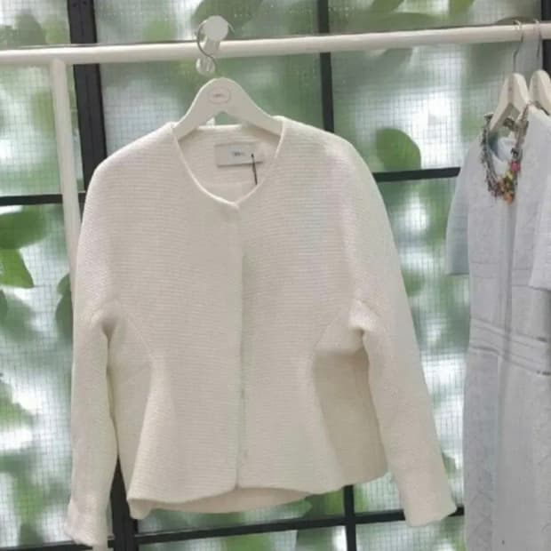 Dewl 듀엘 화이트 뒷보석 페블럼자켓