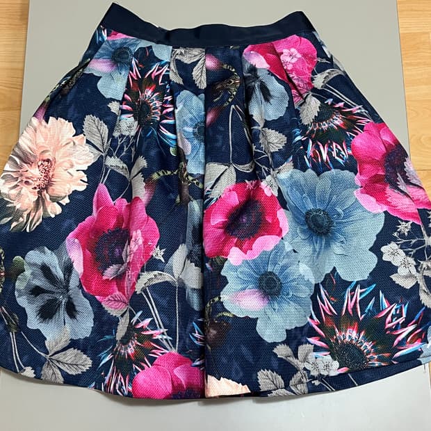 테드베이커 플라워 패턴 플레어 스커트 (0사이즈)